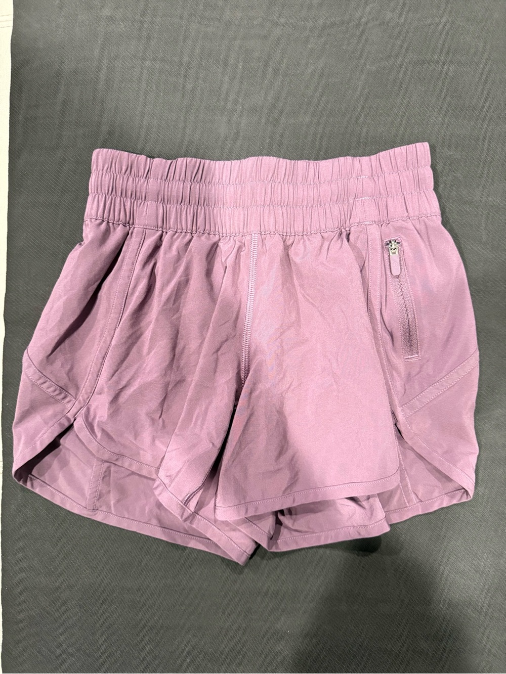 Lululemon TRACKER Short 2.5” Lilac light purple - Size 4 NEW